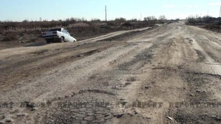 Neftçalada 13 kəndi birləşdirən yol keçilməz hala düşüb Neftçalada 13 kəndi birləşdirən yol keçilməz hala düşüb